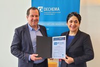 Dr. Özlem Weiss, Geschäftsführerin Expertants GmbH, und Dr. Andreas Förster, Geschäftsführer DECHEMA, präsentieren die Kooperation zwischen DECHEMA und Messe Erfurt 